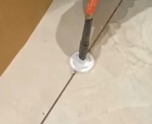 马村瓷砖空鼓维修公司专业解答瓷砖在铺贴过程中，如果没有涂抹均匀到位的粘结材料（如水泥砂浆或瓷砖胶），可能会导致以下问题